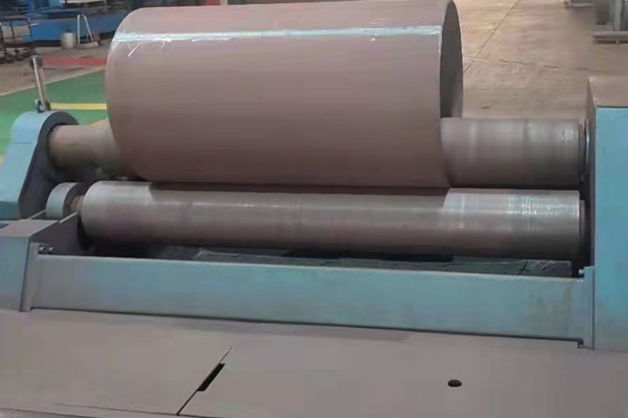 卷板機